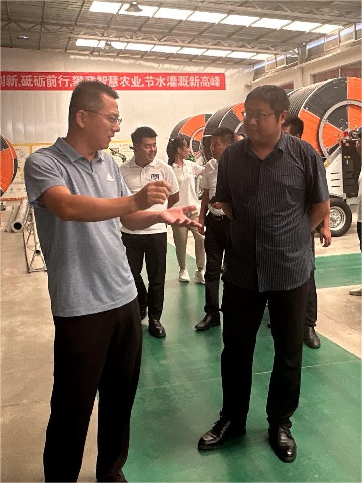六月二十七日，臨沂市郯城縣農(nóng)業(yè)農(nóng)村局副局長呂杰，帶領(lǐng)局機(jī)關(guān)高標(biāo)準(zhǔn)農(nóng)田建設(shè)負(fù)責(zé)人及施工標(biāo)段經(jīng)理，來到兗州浩坤潤土水利設(shè)備有限公司進(jìn)行考查